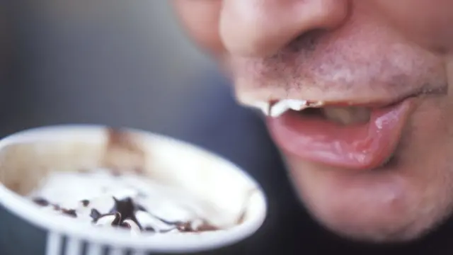 Homem tomando bebida à basesport pré apostacafé com chantilly