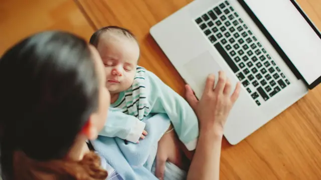 'தனியறையில் உடைந்து அழுதிருக்கிறேன்' - குழந்தை வளர்ப்பில் இளம் தாய்மார்களை வாட்டும் குற்ற உணர்ச்சி