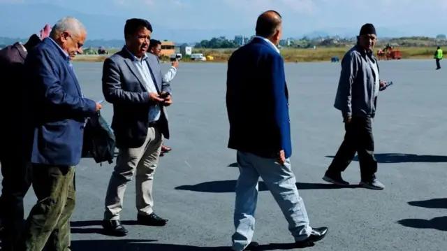विमानस्थलमा महेश बस्नेतसहितका एमालेका नेताहरू