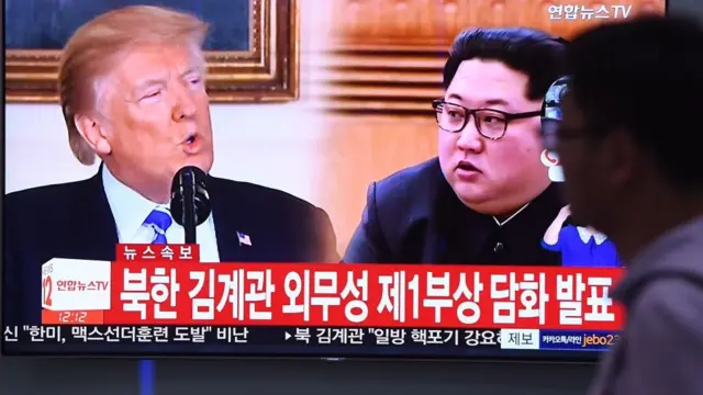 ટીવી પર ડોનાલ્ડ ટ્રમ્પ અને કિમ જોંગ ઉનની તસવીર