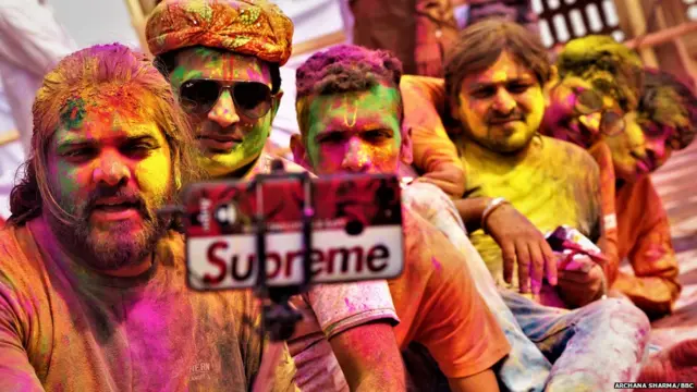 बरसाने में होली की खुमारी के साथ सेल्फी लेती एक मित्र मंडली