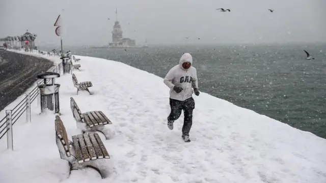 Güclü qar yağıntısına baxmayaraq, bəzi insanlar idmanla məşğul olublar.
