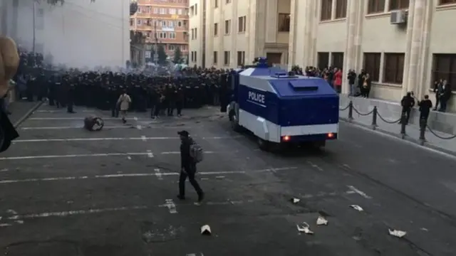 Tbilisi: polis aksiyanı su şırnağı ilə dağıdıb