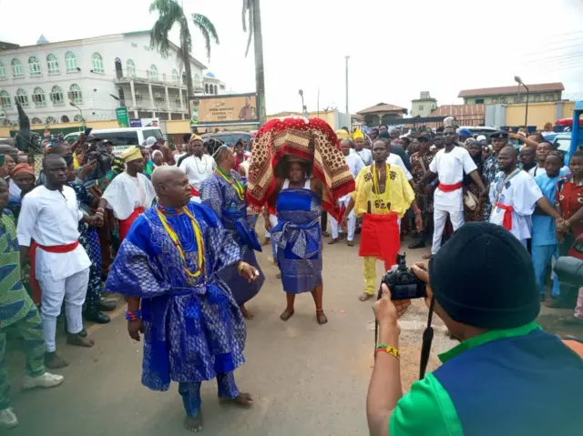 Arugba n ru igba lọ si oju odo Ọṣun