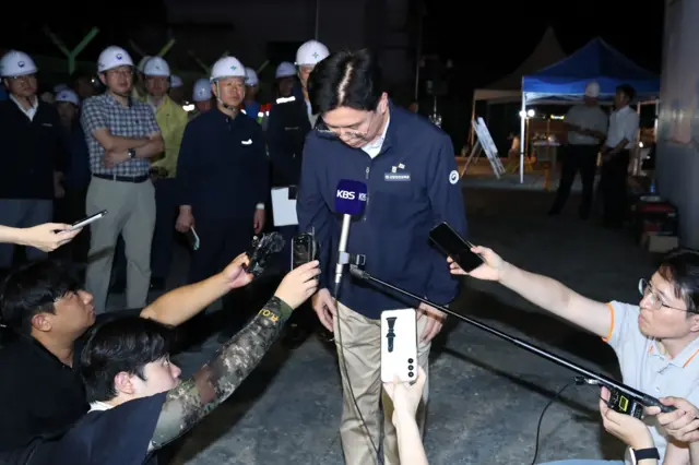 김영훈 고용노동부 장관이 19일 오후 경북 청도군 화양읍 삼신리 무궁화호 열차 사고 현장 인근에 마련된 상황실을 찾아 희생자 유가족과 국민 앞에 머리 숙여 사과하고 있다