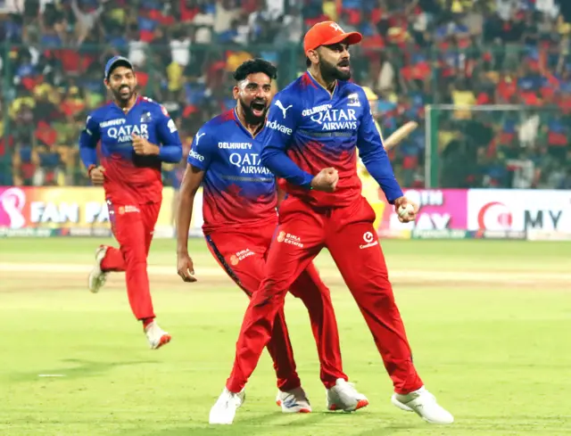 2024 சீசனில் 14 புள்ளிகள் பெற்று பிளே ஆஃப் சுற்றுக்கு முன்னேறியது ஆர்சிபி. 10 அணிகள் பங்கேற்ற சீசன்களில் 14 புள்ளிகள் பெற்று பிளே ஆஃப் சுற்றுக்குத் தகுதி பெற்ற ஒரே அணி ஆர்சிபி மட்டுமே