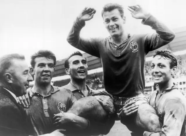 Just Fontaine diarak rekan-rekan satu timnya pada Piala Dunia 1958.