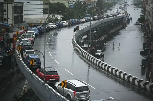 சென்னை வெள்ளத்தில் பாதிக்கப்பட்ட கார்கள்