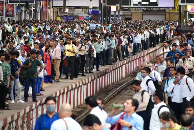 लोकल गर्दी