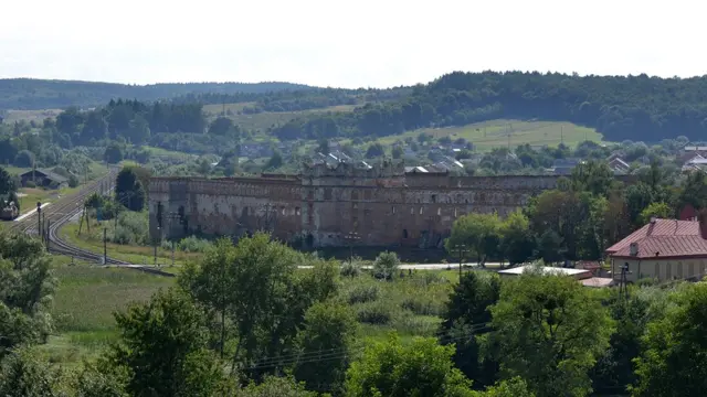 Рядом с замком проходит железная дорога