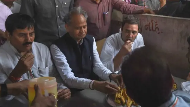 હાઈવે પર નાસ્તો કરી રહેલા કોંગ્રેસના ઉપાધ્યક્ષ રાહુલ ગાંધી (એકદમ જમણે)