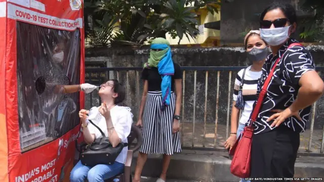 मुंबई में कोरोना वायरस का टेस्ट कराते युवा