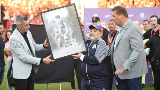 مارادونا کاپیتان تیم ملی آرژانتین در جام جهانی ۱۹۸۶ بود که قهرمان مسابقات شد