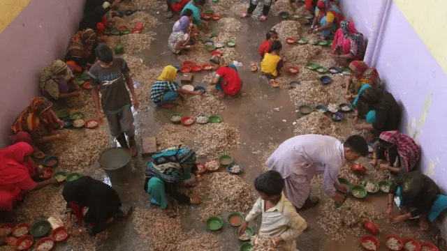 کراچی میں جھینگے چھیلنے کی ایک فیکٹری میں کام کرنے والے لوگ جن میں شامل بہت سے بچے بھی ہیں جنہیں آپ اس تصویر میں دیکھ سکتےہیں۔