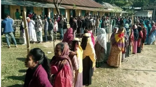 সংসদ নির্বাচনে সিলেটের একটি কেন্দ্রে ভোটারদের লাইন