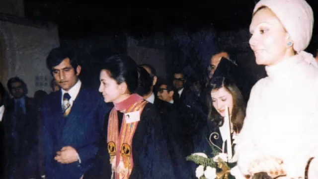 سیمین رجالی در کنار فرح پهلوی (راست) آخرین ملکه ایران