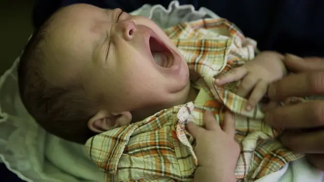 Si un enfant a appris à ne pas pleurer au réveil, les parents peuvent croire à tort qu'il a dormi toute la nuit