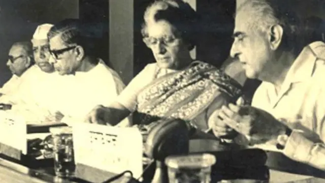 पीएन हक्सर के साथ इंदिरा गांधी