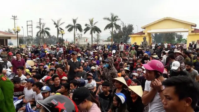 Bạch Hồng Quyền (áo xám, mũ xám) cùng người dân biểu tình đòi bồi thường thảm họa Formosa tại UBND huyện Lộc Hà hôm 3/4/2017