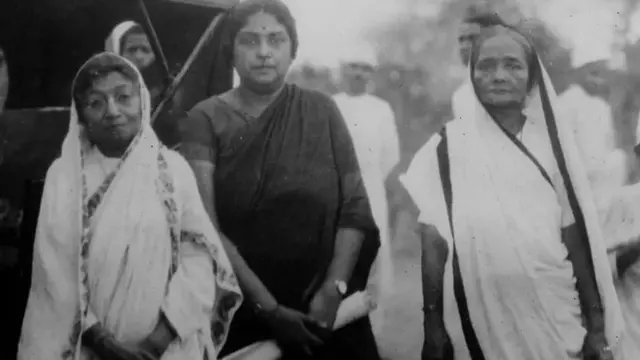 ஆசிரமத்தில் வசிக்கும் பெண்களுடன் கஸ்தூரிபா காந்தி (வலது ஓரம்)