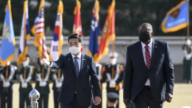 서욱 국방부 장관과 취임 후 처음으로 방한한 로이드 오스틴 미 국방 장관이 17일 오후 서울 용산국 국방부에서 의장행사를 마치고 기념촬영을 위해 이동하고 있다