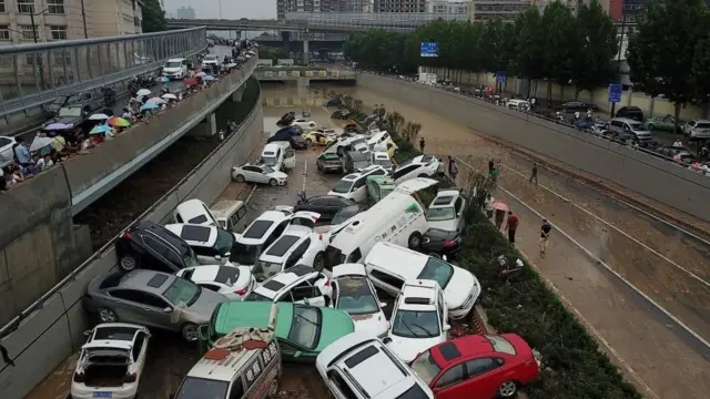 洪水過後，很多車輛堆在一起。