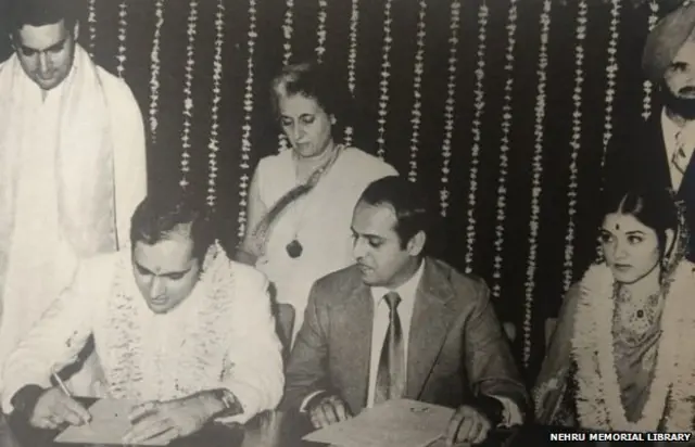 विवाह नोंदणी कार्यालयात संजय, मेनका, राजीव आणि इंदिरा गांधी.