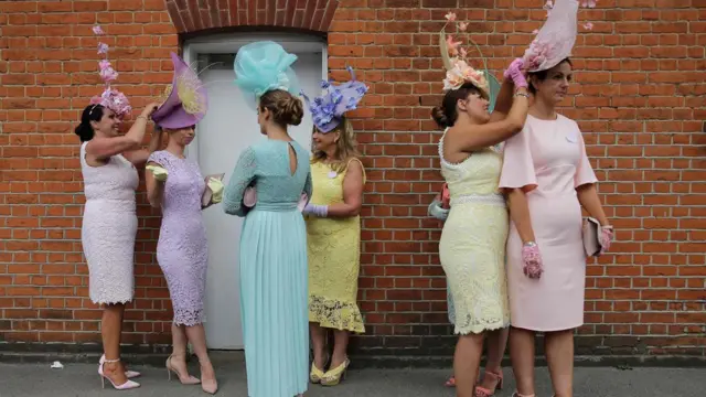 женщины в летних нарядах