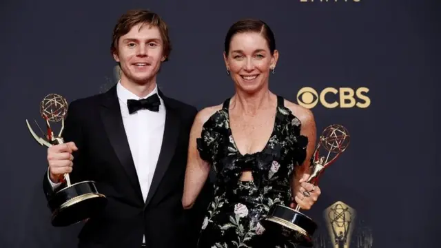 Evan Peters y Julianne Nicholson