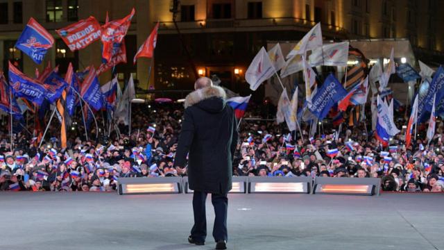 勝利が確実となった後、クリミア併合4周年の記念式典に参加するプーチン氏