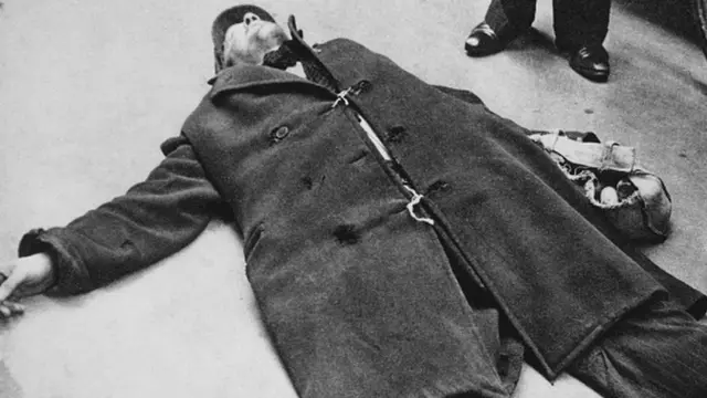 Homem desfalecido pela fome, na Holanda, no invernogratis vaidebet com br1944