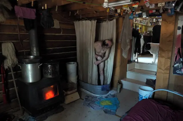 डेविड स्नान कर रहे हैं.