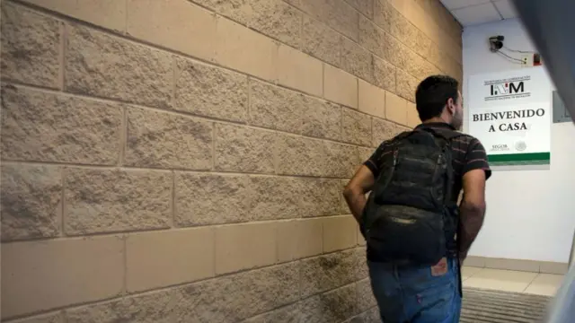 Organizaciones civiles denuncian falta de estrategia en México para atender a los deportados.