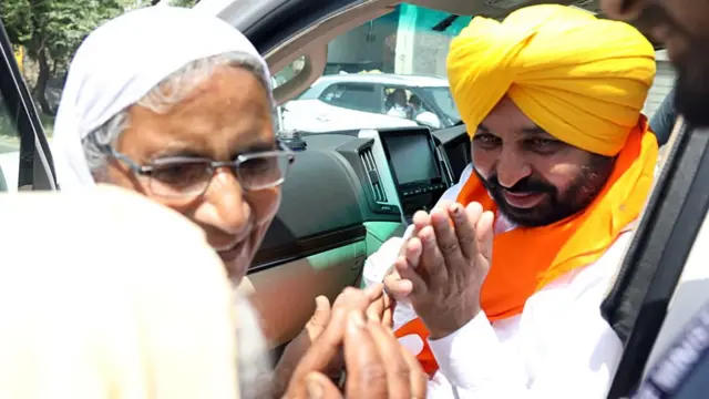 बुज़ुर्ग महिला के साथ भगवंत मान