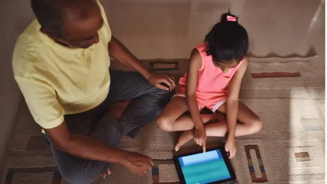 প্রযুক্তি বিশেষজ্ঞরা বলছেন, শিশুদের নিরাপত্তার কথা মাথায় রেখেই নিরাপত্তা বিষয়ক কিছু অ্যাপ ইন্সটল করা উচিত।