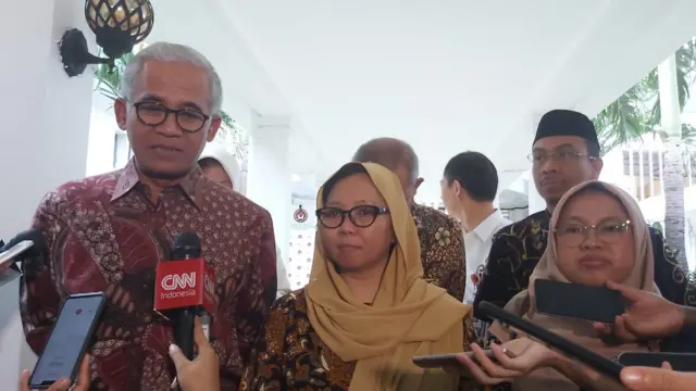 Deputi IV bidang Koordinasi Pendidikan dan Agama Kemenko PMK, Agus Sartono (kiri) dan anggota Tim Pakar Bina Keluarga Sakinah Kementerian Agama, Alissa Wahid (tengah)