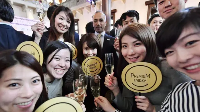 اليابان تشجع الموظفين على مغادرة العمل مبكرا