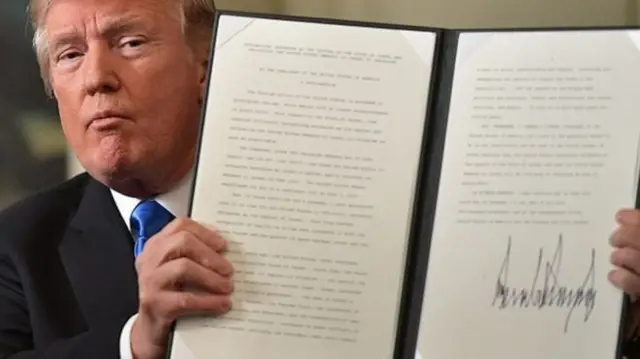 ประธานาธิบดีทรัมป์ถือคำประกาศยอมรับเยรูซาเลมเเป็นเมืองหลวงของอิสราเอลที่เขาลงนามเมื่อวันที่ 6 ธ.ค. เขากล่าวว่า "มันเป็นสิ่งที่ถูกต้องที่ต้องทำ"