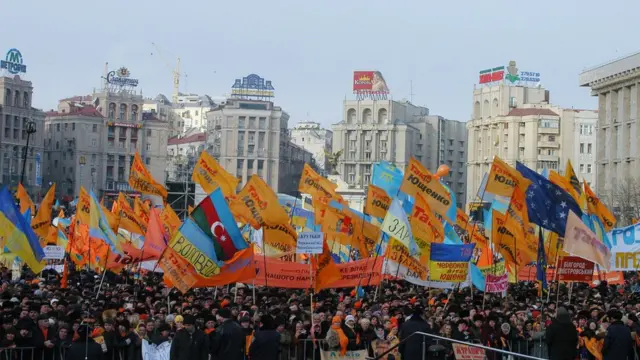 У першій книзі дилогії події відбуваються напередодні та під час "Помаранчевої революції", у другій - перед Євромайданом