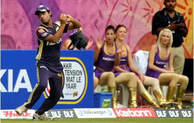 विकेट जाणार का आता? चीअरलीडर्सना सामन्यादरम्यान प्रत्येक बॉलवर लक्ष्य ठेवावं लागतं