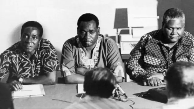 साल 1960 की इस तस्वीर में सबसे बाईं और बैठे है रॉबर्ट मुगाबे