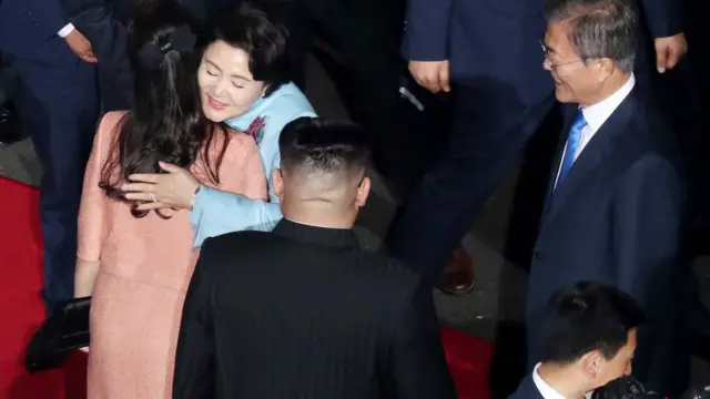 傍晚的宴会结束后，两名"第一夫人"拥别。