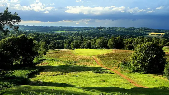 Эшдаунский лес славен своим отменным полем для гольфа (на снимке). Но хранит он и более темные секреты...