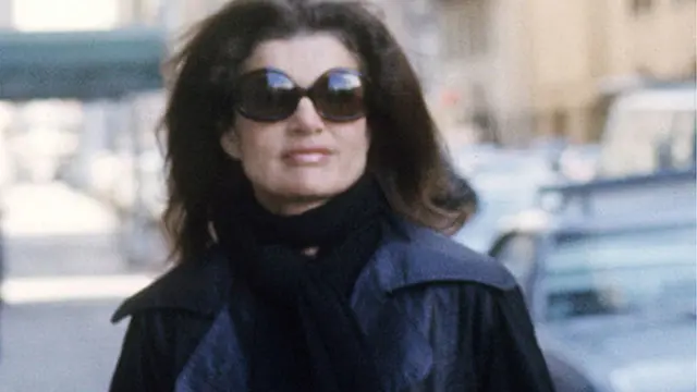 Jacqueline Bouvier Kennedy Onassis, 19 Mayıs 1994'te, 64 yaşındayken kanserden hayatını kaybetti. (1975)