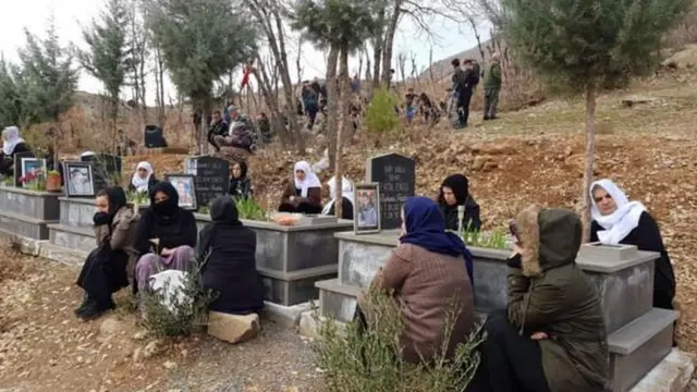 Aileler kayıplarının mezarı başında