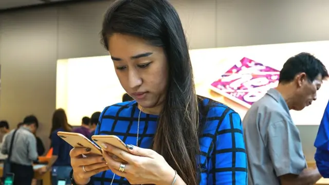 సెల్ ఫోన్లు పట్టుకున్న యువతి