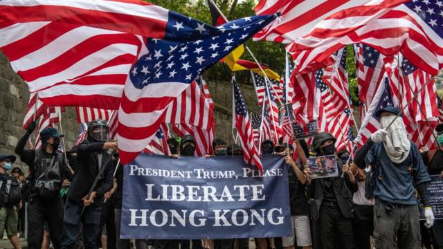 香港示威者举着“请特朗普总统解放香港”的标语