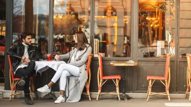 Во Франции многие разговоры начинаются со вздоха и жалобы