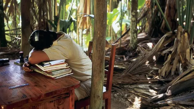 Foto na-egosi onye na-arụte ọrụ aka
