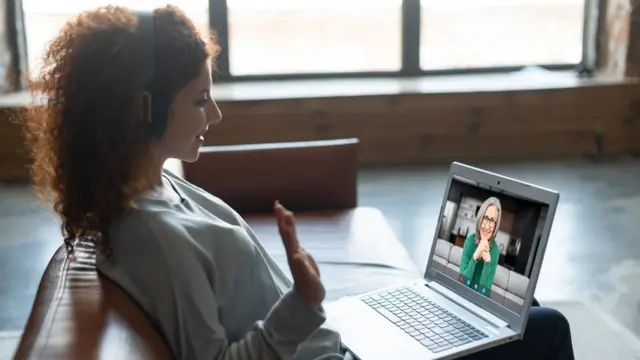 Dos mujeres se comunican por videollamada.